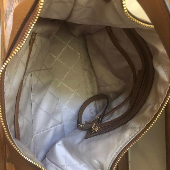 - MK Purse ~ Excellent condition. Perfectly clean inside and out. Great p… - Picture 2 of 7